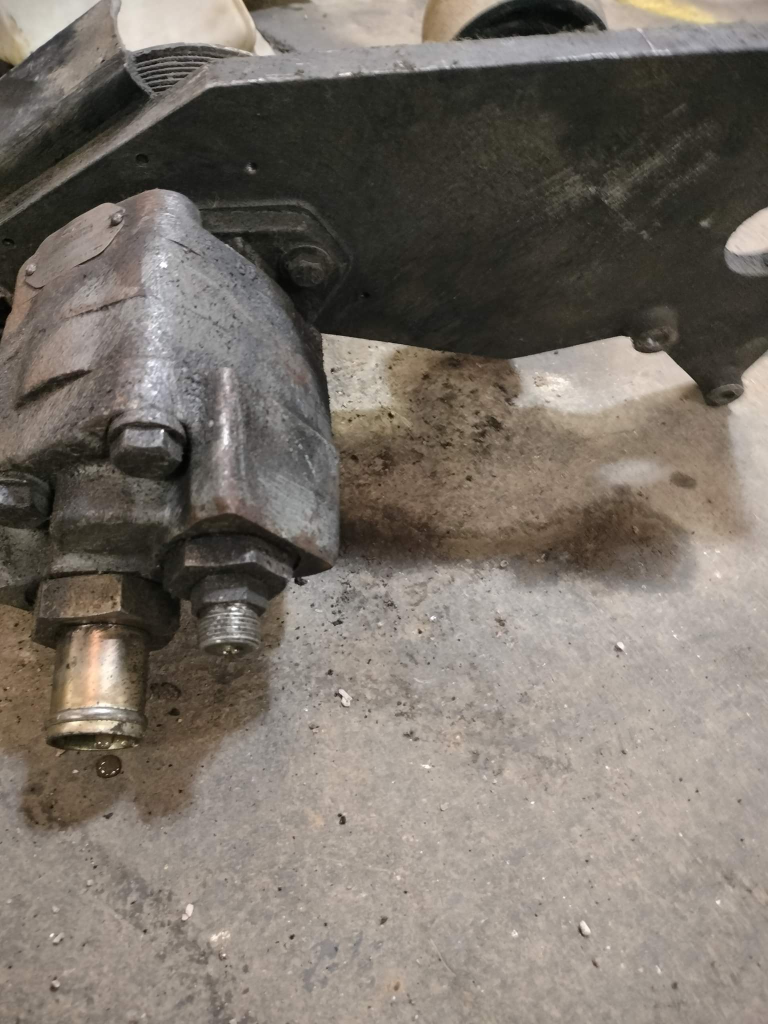 Engine Mount Hydraulic Pump. Is a good one. asking 500 obo. 7858171197 Machine Bluebook