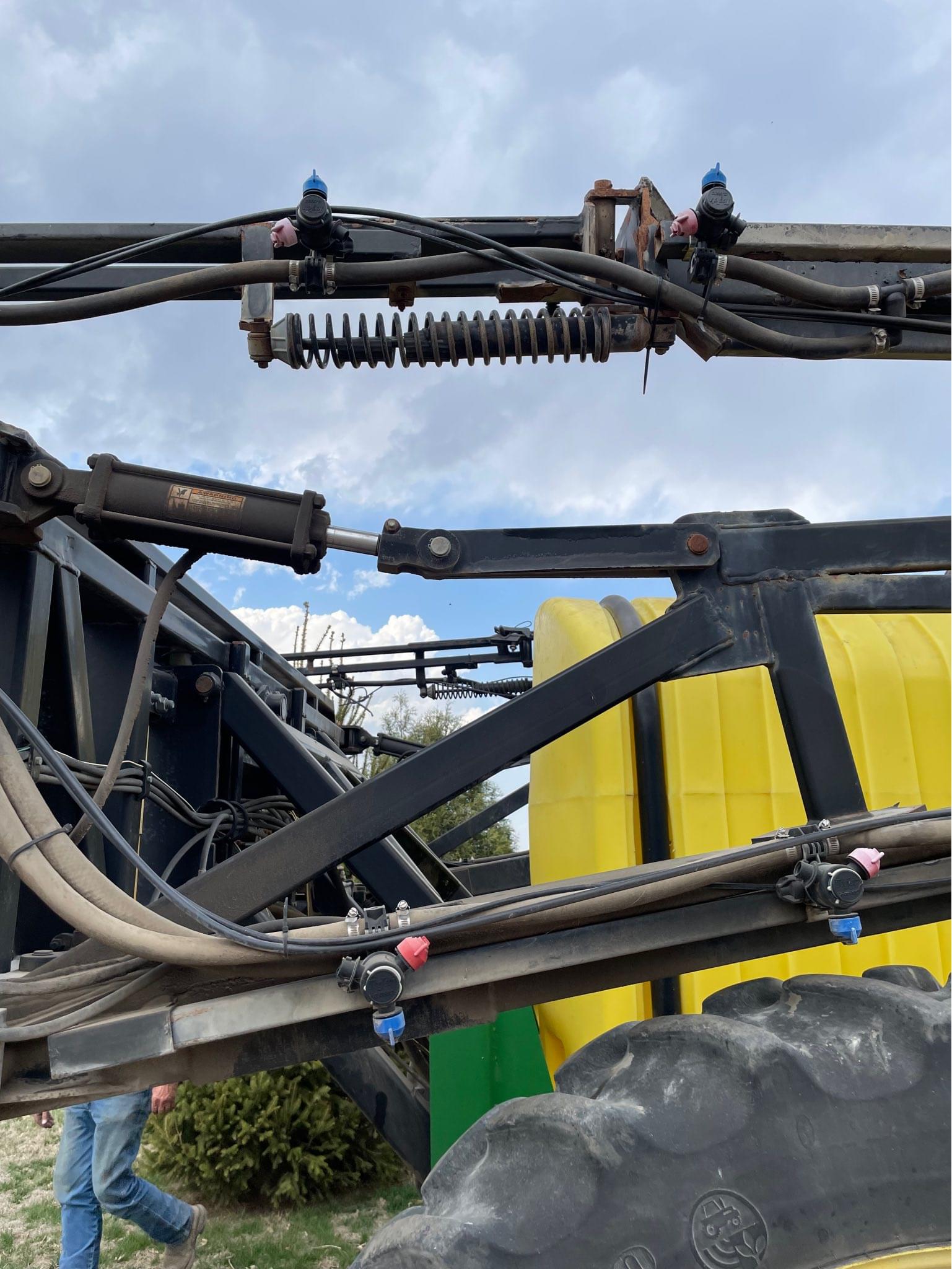 Schaben 8500 Sprayer. 1250 gallon tank. 90 foot booms, 20 inch spacing