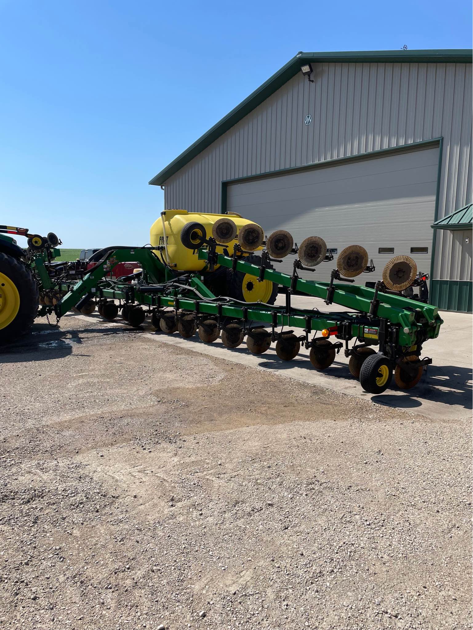 Fast liquid fertilizer bar. 36 row 30” 2400 gal. Deere rate controller