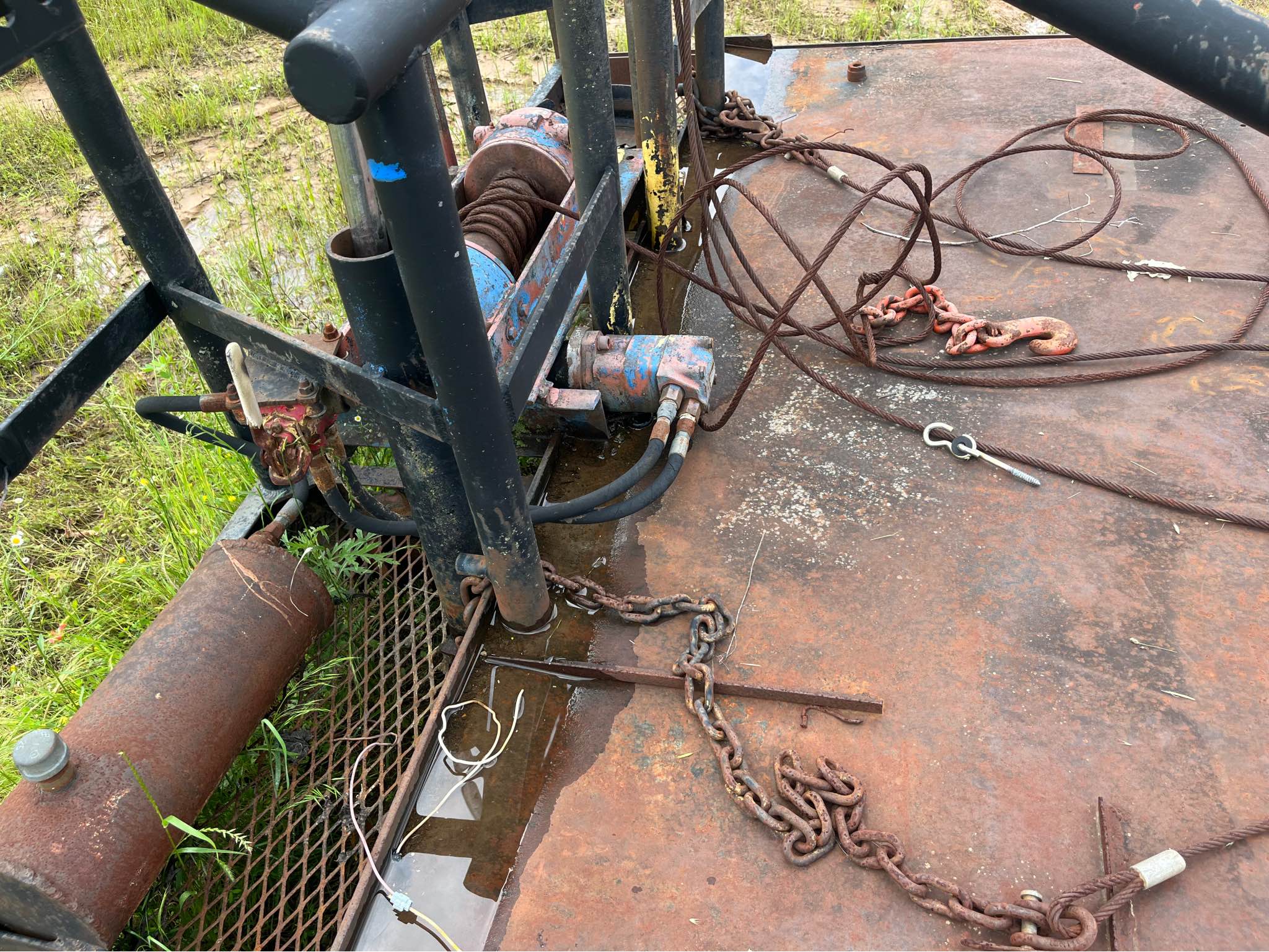 Good winch bed with hydrolic winch and poles Machine Bluebook